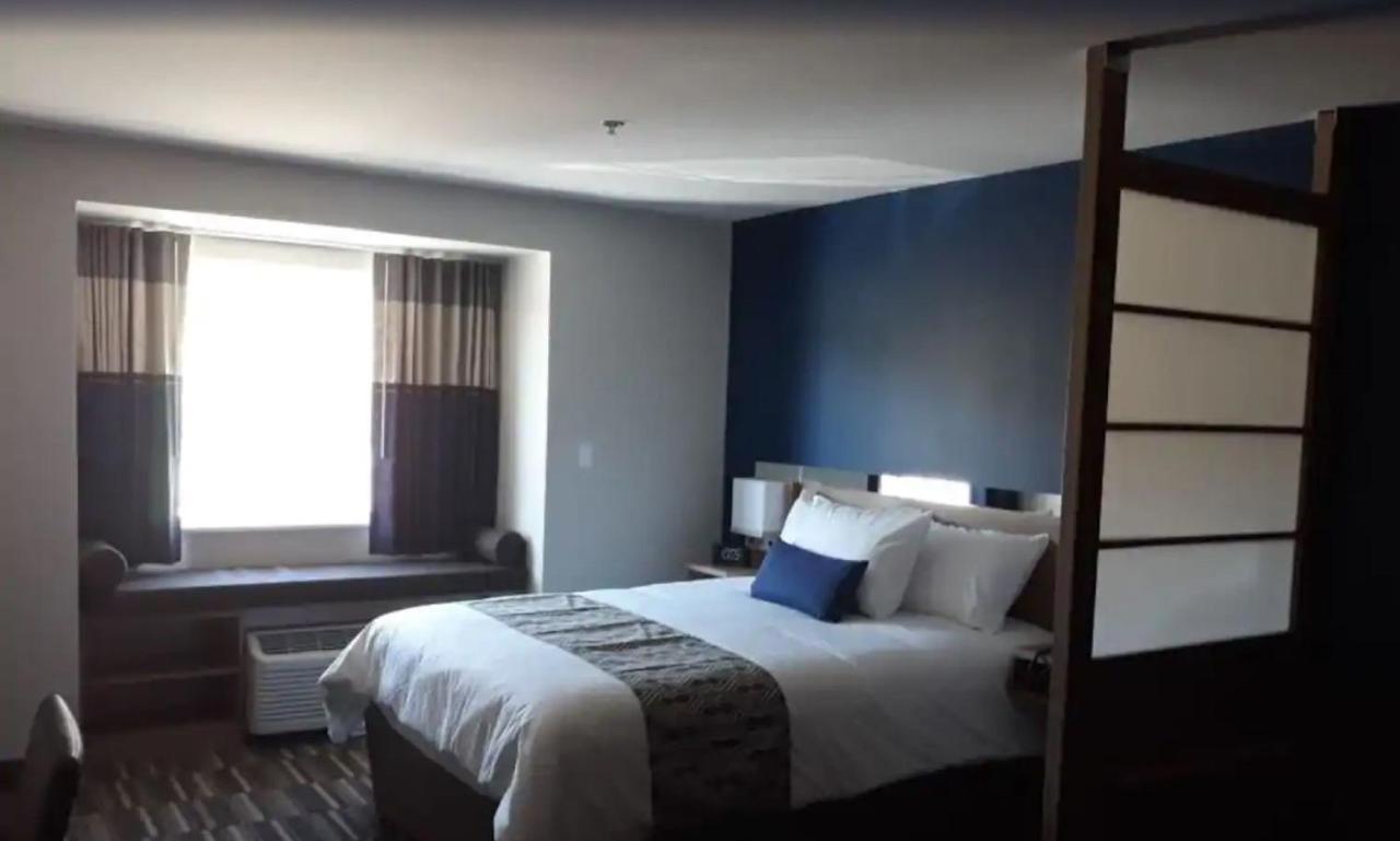 Microtel Inn & Suites By Wyndham Woodland Park Exterior photo